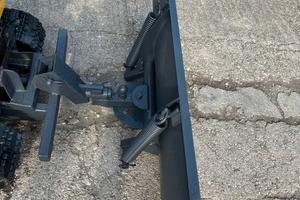 M100 Macchinario cingolato 4 q con lama per la nev