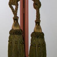 Coppia ferma tenda embrasse vintage