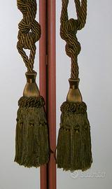 Coppia ferma tenda embrasse vintage