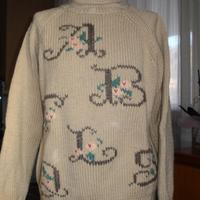 Maglione beige con ricamo fatto a mano