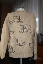 Maglione beige con ricamo fatto a mano