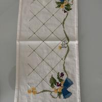 Centro Pasquale ricamato a punto croce