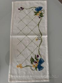 Centro Pasquale ricamato a punto croce