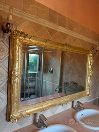 Specchio con cornice dorata