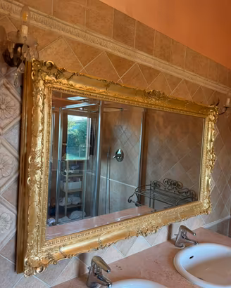 Specchio con cornice dorata