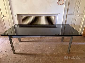 Tavolo design moderno in vetro fumé e acciaio