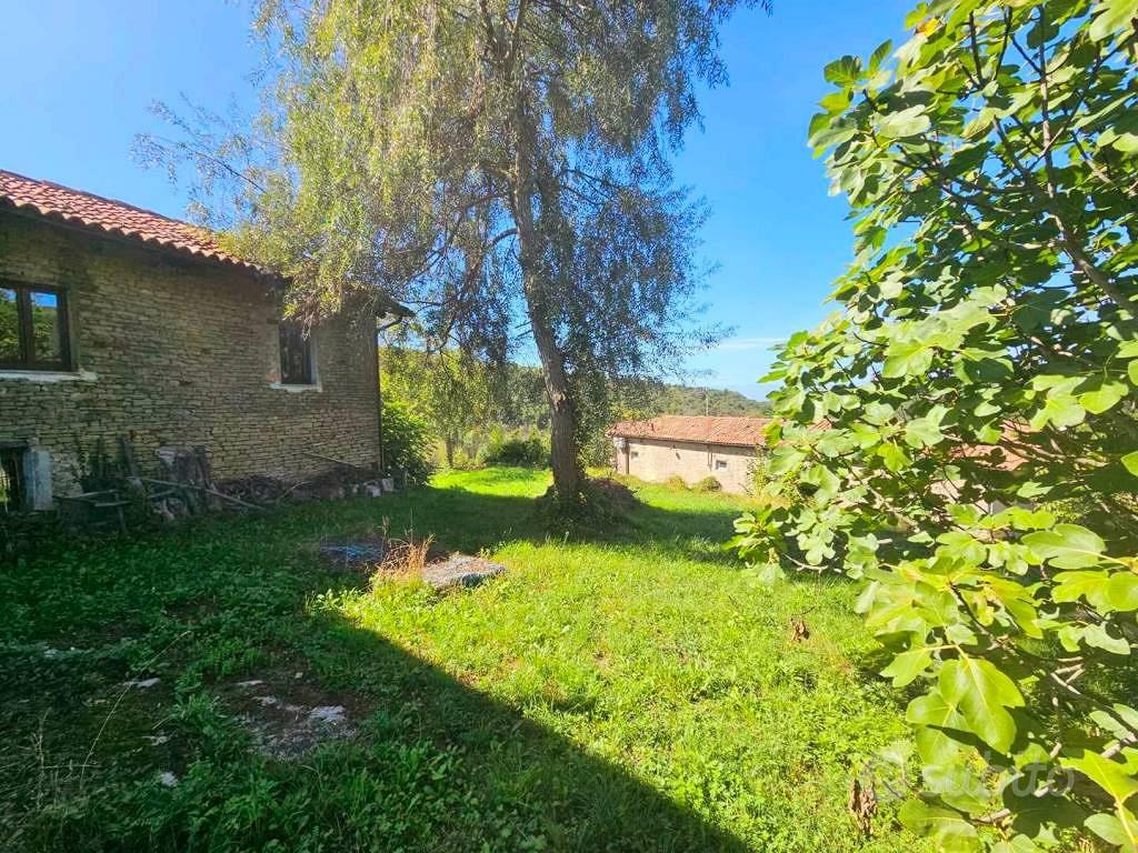 Rustico / Casale di 150 m² con più di 5 locali a B - Vista 5