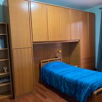 Cameretta con librerie e scrivania