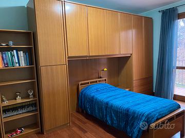 Cameretta con librerie e scrivania