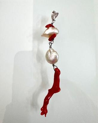 CIONDOLO IN ARGENTO CON CORALLO E PERLE