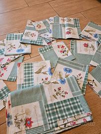 Tovaglia verde con fiorellini