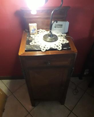  2 comodini tenuti bene
