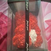 Orso rose rosse e bianche