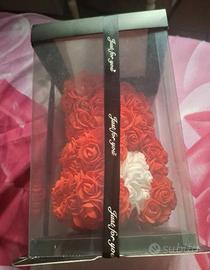 Orso rose rosse e bianche