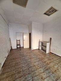 Locale commerciale con accesso su strada