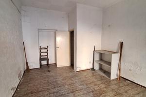 Locale commerciale con accesso su strada