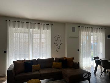 Tende bianche con anelli