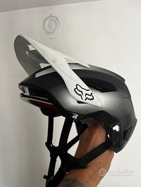 Casco e guanti Fox