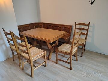  tavolo con sedie e panca
