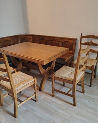  tavolo con sedie e panca