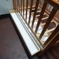 Lettino neonato in legno chiaro