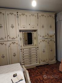 armadio in legno con decori stile veneziano
