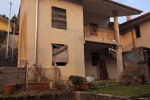 : Fabbricato al grezzo a Canebola (Faedis) con amp