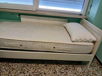 Letto singolo con materasso e guanciale
