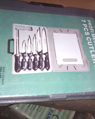 Set di coltelli di varie misure con tagliere e aff