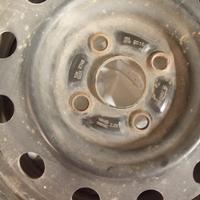 4 ruote con copertoni anti-neve