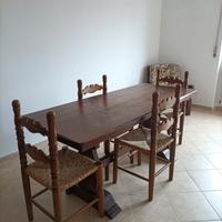 Tavolo sala da pranzo in legno con sedie