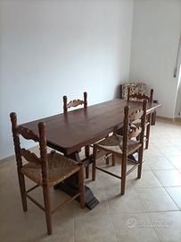 Tavolo sala da pranzo in legno con sedie