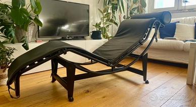 Chaise longue di pelle nera