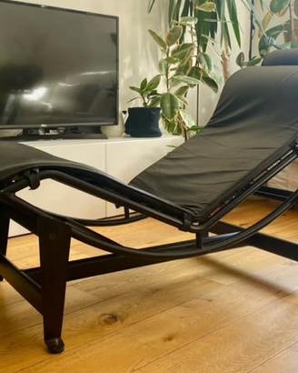 Chaise longue di pelle nera