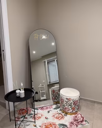 Set completo specchio pouf tappeto piu tavolino