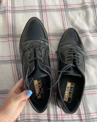 Scarpe pelle piatte stringate con lacci