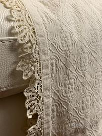 Copriletto cotone pique' con bordura pizzo Cantu'