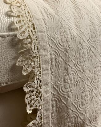 Copriletto cotone pique' con bordura pizzo Cantu'