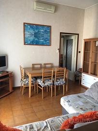 tavolo +sedie + mobile + frigorifero + porta tv