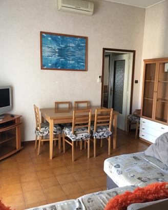 tavolo +sedie + mobile + frigorifero + porta tv