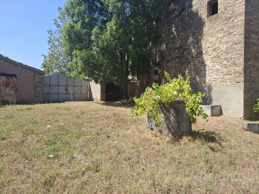 Rustico / Casale di 510 m² con più di 5 locali a R - Vista 3