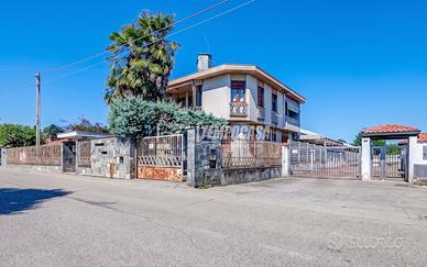 VILLA BIFAMILIARE CON CAPANNONE, ZONA TRANQUILLA,