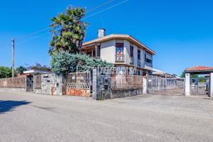 VILLA BIFAMILIARE CON CAPANNONE, ZONA TRANQUILLA,