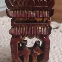 Pezzo di mobile in legno decorato a mano cinese