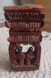 Pezzo di mobile in legno decorato a mano cinese