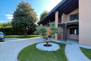 Casa singola circondata da ampio giardino