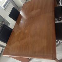 Tavolo in legno con sedie in pelle