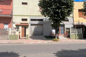 Guspini- Indipendente cortile, box e magazzino