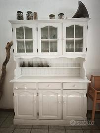 Credenza bianca in stile shabby chic