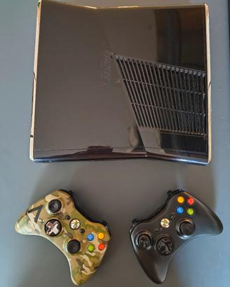 XBOX 360 con 5 giochi e 2 controller